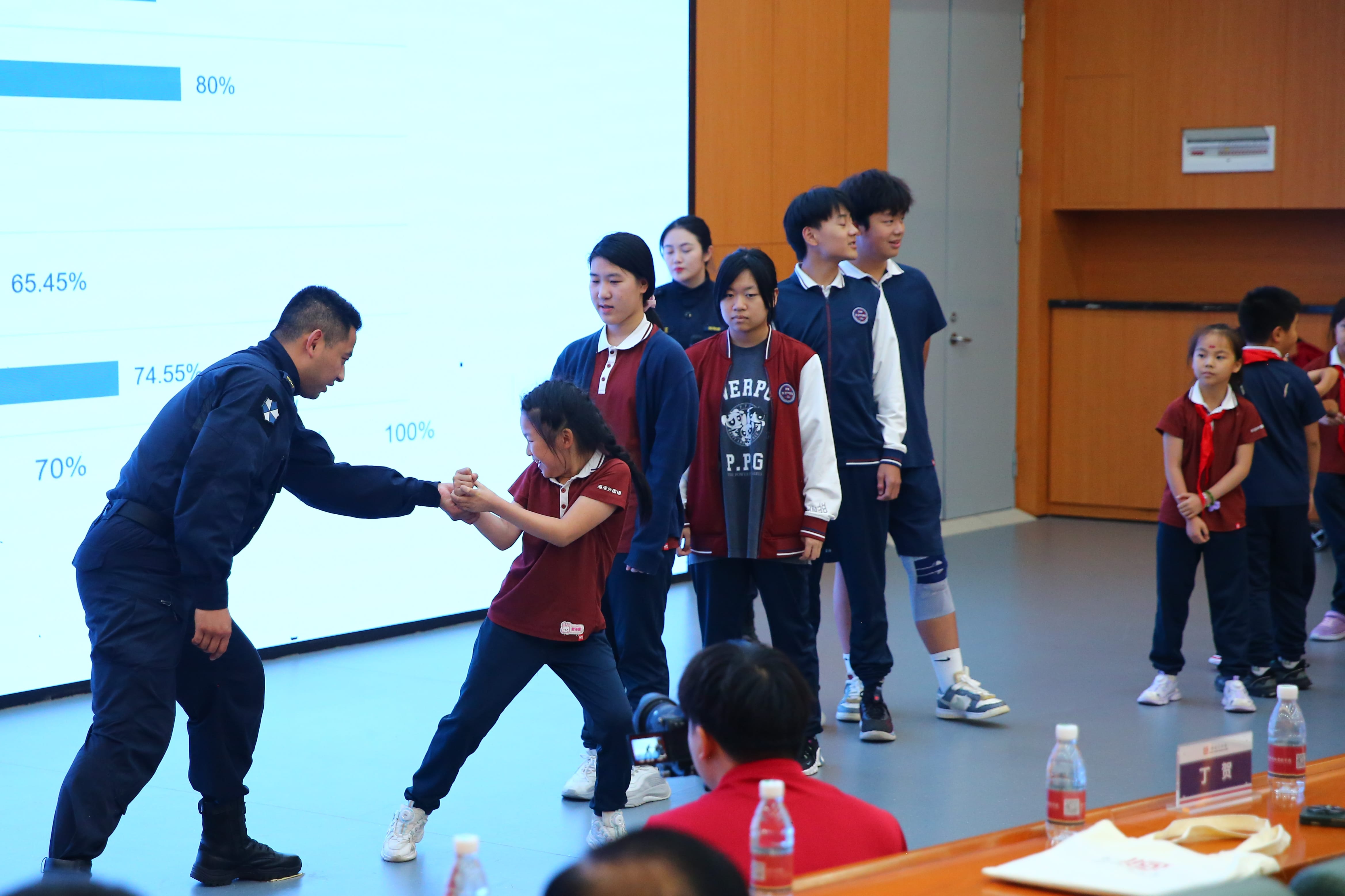 7学生上台互动.jpg